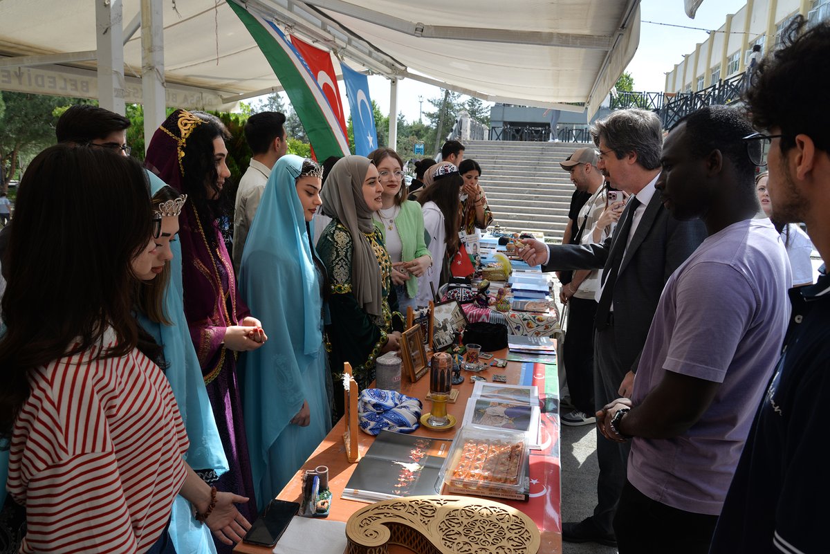 Uluslararası Öğrenci Kültür Festivali’ne yoğun ilgi... Farklı coğrafyalardan Bursa’ya gelen öğrenciler, açtıkları stantlarda ülkelerini ve kültürlerini tanıtma fırsatı buldu. uludag.edu.tr/haber/view/220…