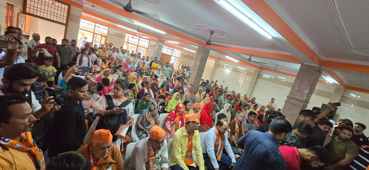 दक्षिणी दिल्ली लोकसभा क्षेत्र से भारतीय जनता पार्टी के उम्मीदवार रामवीर सिंह बिधूड़ी के समर्थन में बघेल मंदिर, श्रीनिवासपुरी में जनसभा का आयोजन किया गया। जनसभा में उपस्थित सभी क्षेत्रवासियों ने केजरीवाल सरकार के खिलाफ अपना जबरदस्त आक्रोश व्यक्त करते हुए अपने क्षेत्र में मूलभूत