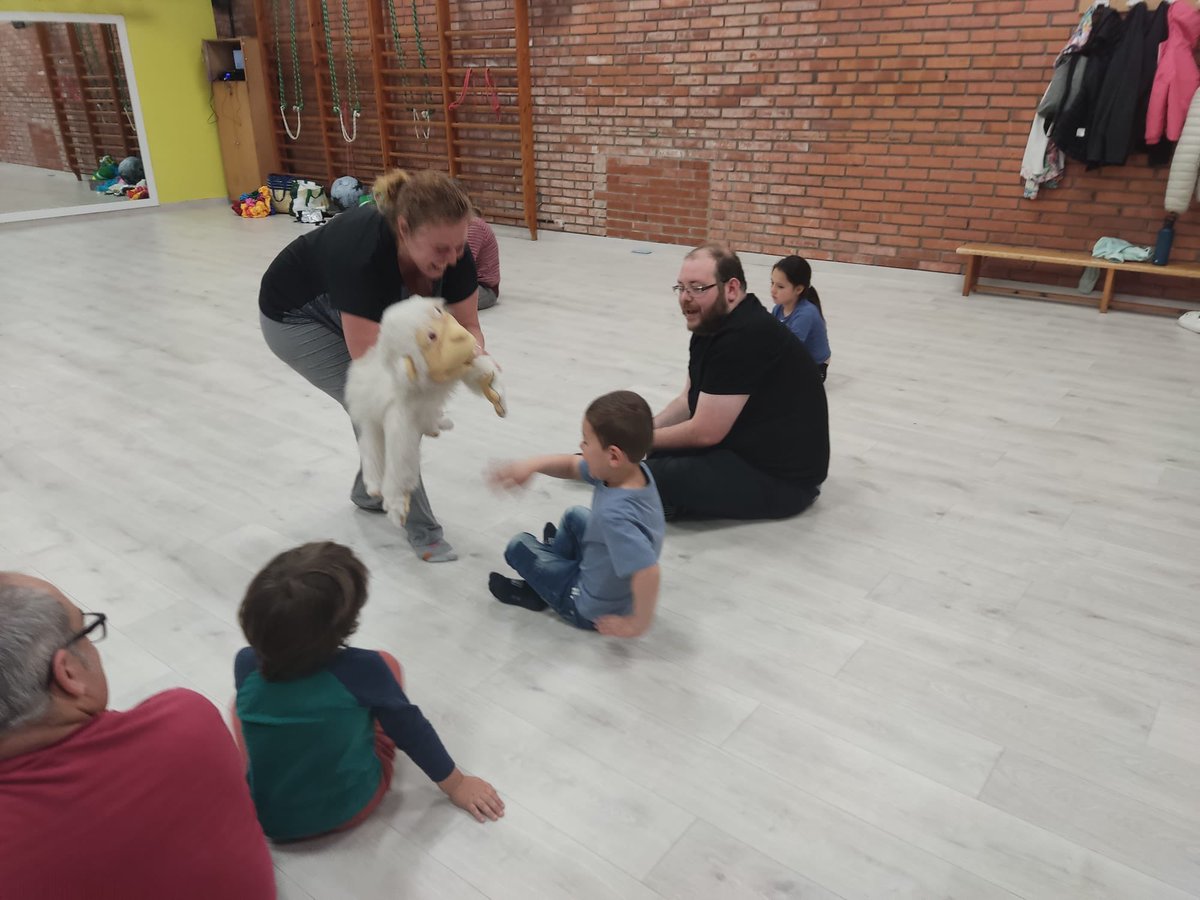 👧🏽🧒🏼 Avui al matí, el gimnàs del pavelló municipal de #Ripoll, ha acollit un nou taller d'estimulació musical amb el mètode 'totsona' per a famílies amb infants de 3 a 6 anys, organitzat per l'Espai Familiar.