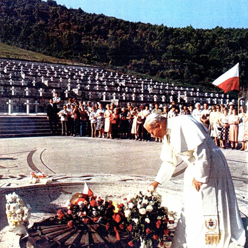 Karol Wojtyła kilkakrotnie odwiedzał cmentarz na #MonteCassino w okresie studiów doktoranckich we #Włochy🇮🇹. Wrócił na Polski Cmentarz Wojenny w 1979 jako @Pontifex_pl. W 8⃣0⃣ rocznicę bitwy przypominamy tekst wygłoszonej wówczas homilii: 🎙️mt514.pl/aktualnosci/ja… #Pamiętamy