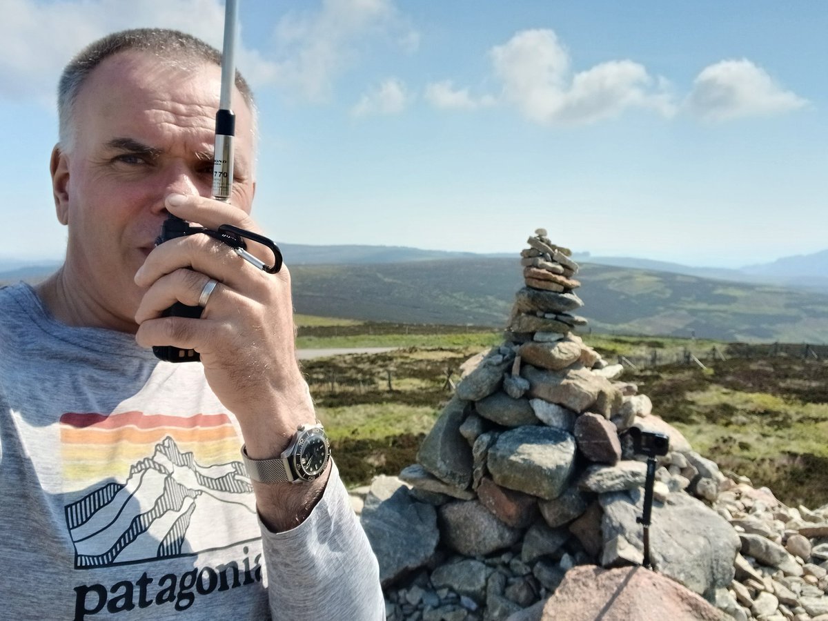 15 mins on the Cairn o' Mount road summit with the hand held. 2 x #SOTA summits, 3 in Aberdeen & 1 in Insch, so 6 QSO's. And they say the bands are dead? #hamradio #hamharder