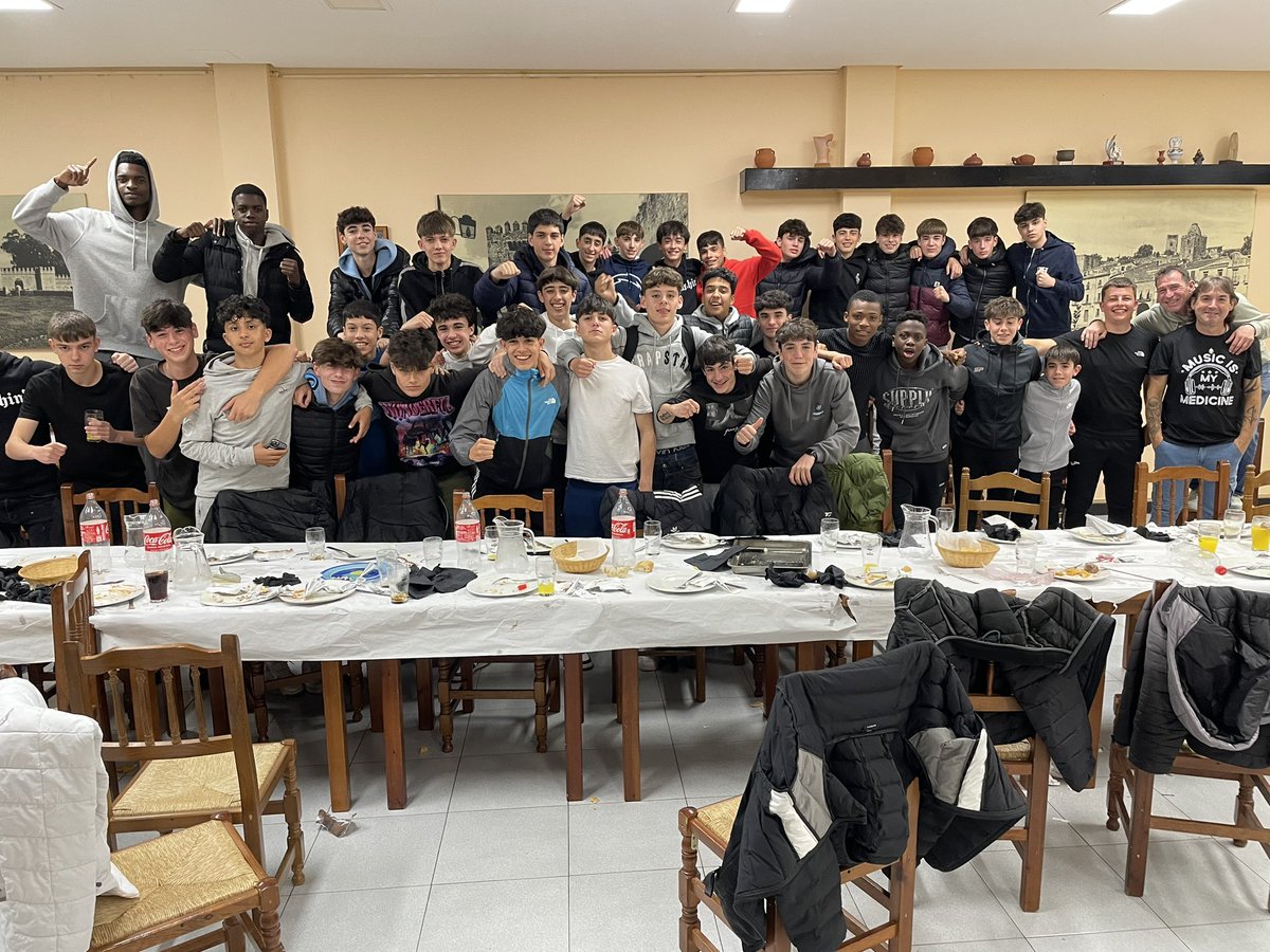 🍽️👏 Nuestro Cadete A y Cadete B celebraron ayer la cena de los ascensos a Cadete Vasca y Cadete Honor respectivamente! 

¡Merecido premio equipos! ❤️🤍

#goazenbetoño🔴⚪️