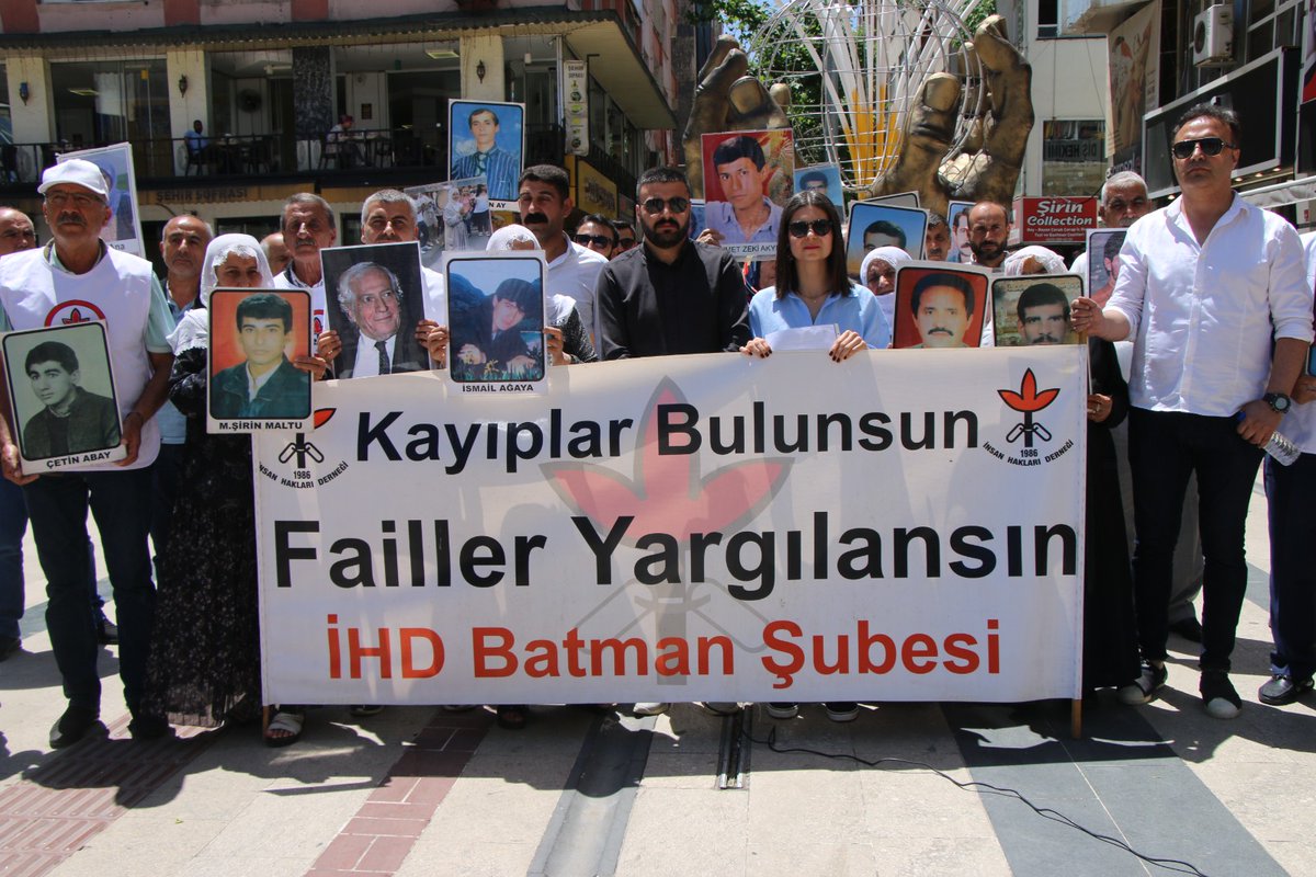 Şubemiz ve Kayıp Yakınlarının; “Kayıplar Bulunsun Failler Yargılansın” eyleminin 633. Haftasında, Mayıs 1994'te Siirt'te gözaltına alındıktan beraberindeki 3 arkadaşıyla vurularak öldürülen Abdulcelil KAÇAR'ın akıbetini sormak için toplandık.