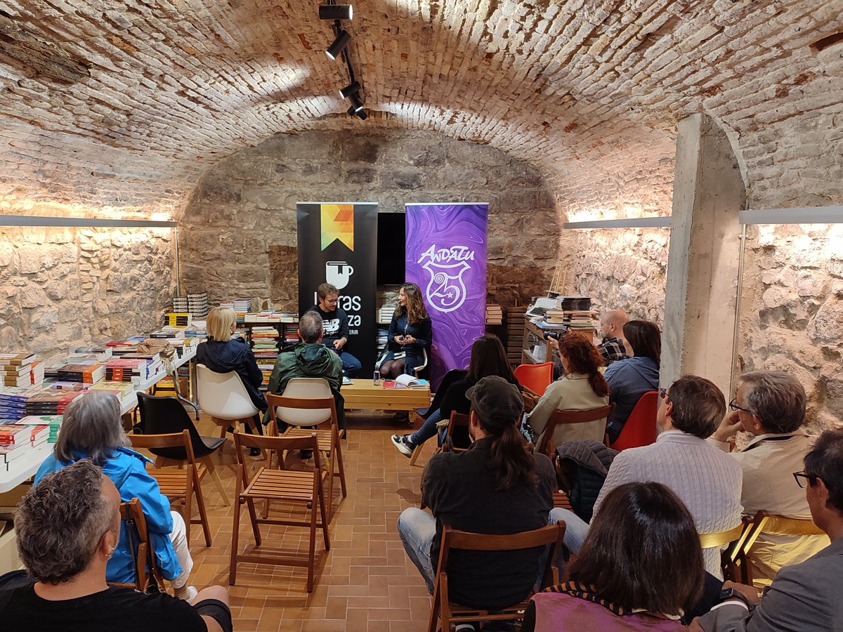 PEÑA ANDATU - 25° ANIVERSARIO 
POESÍA ERES (ANDA)TÚ

Ayer disfrutamos de la poesía de la zaragozana <a href="/CarmenRFleta/">Carmen Ruiz</a>, guiado y moderado por Eduardo Pérez Ruiz.

Gracias a <a href="/Letrasalataza/">Letras a la taza</a> por dejarnos esa preciosa bodega.

#25aniversarioandatu 
#HistoriaMorada