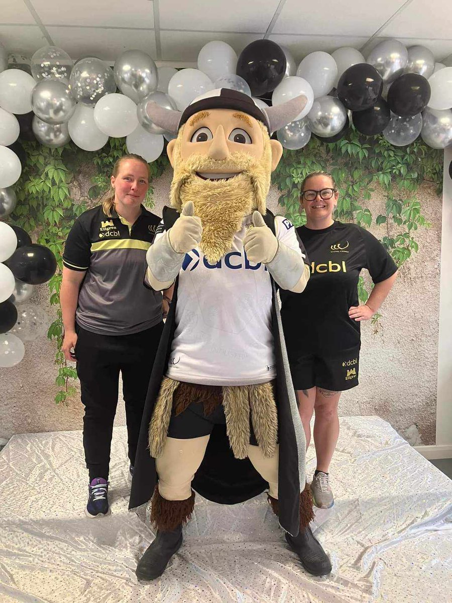 🙌 Yesterday afternoon @Kemik_Viking visited our Vikings Rewards partner Creme de la Creme with women’s players Aimee Wood & Sara Jones for their ‘Through the Years’ event! ✂️ #COYV 🧪 #WeAreWidnes