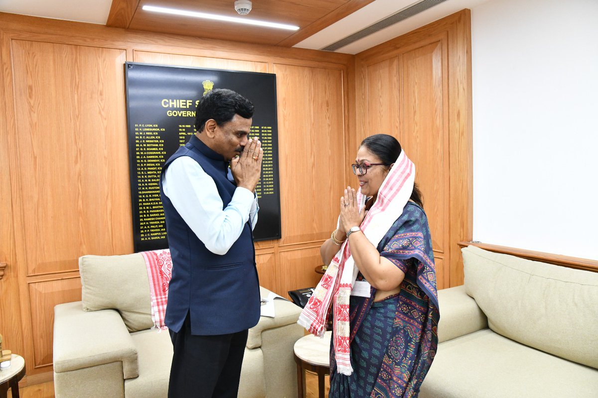 Discussed with Dr. Pallavi Jain Govil, IAS, DG of Hydrocarbons, Govt. of India, enhancing petroleum & natural gas exploration in Assam, supporting DSFs, collaborating with Assam Skill Development Mission & resolving oil & gas industry challenges.

@CMOfficeAssam 
@asdm_social