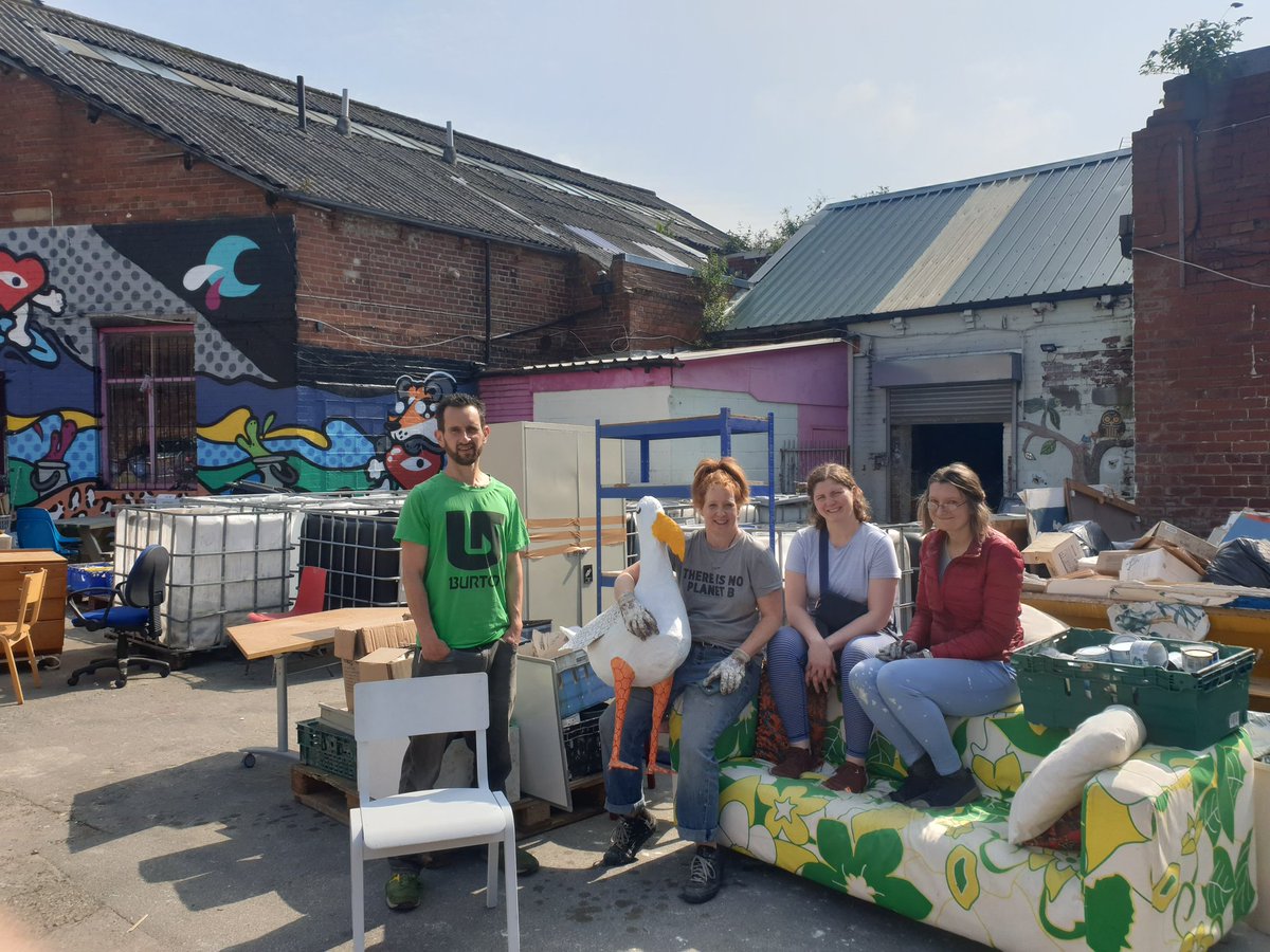 The super-cool @SeagullsPaint team + friends are today all pitching in to move their operation from #Kirkstall Road to #Holbeck (whoop). Join in the fun anytime before 3pm: southleedslife.com/seagulls-paint…. Thanks! #ZerroWasteLeeds #CircularEconomy