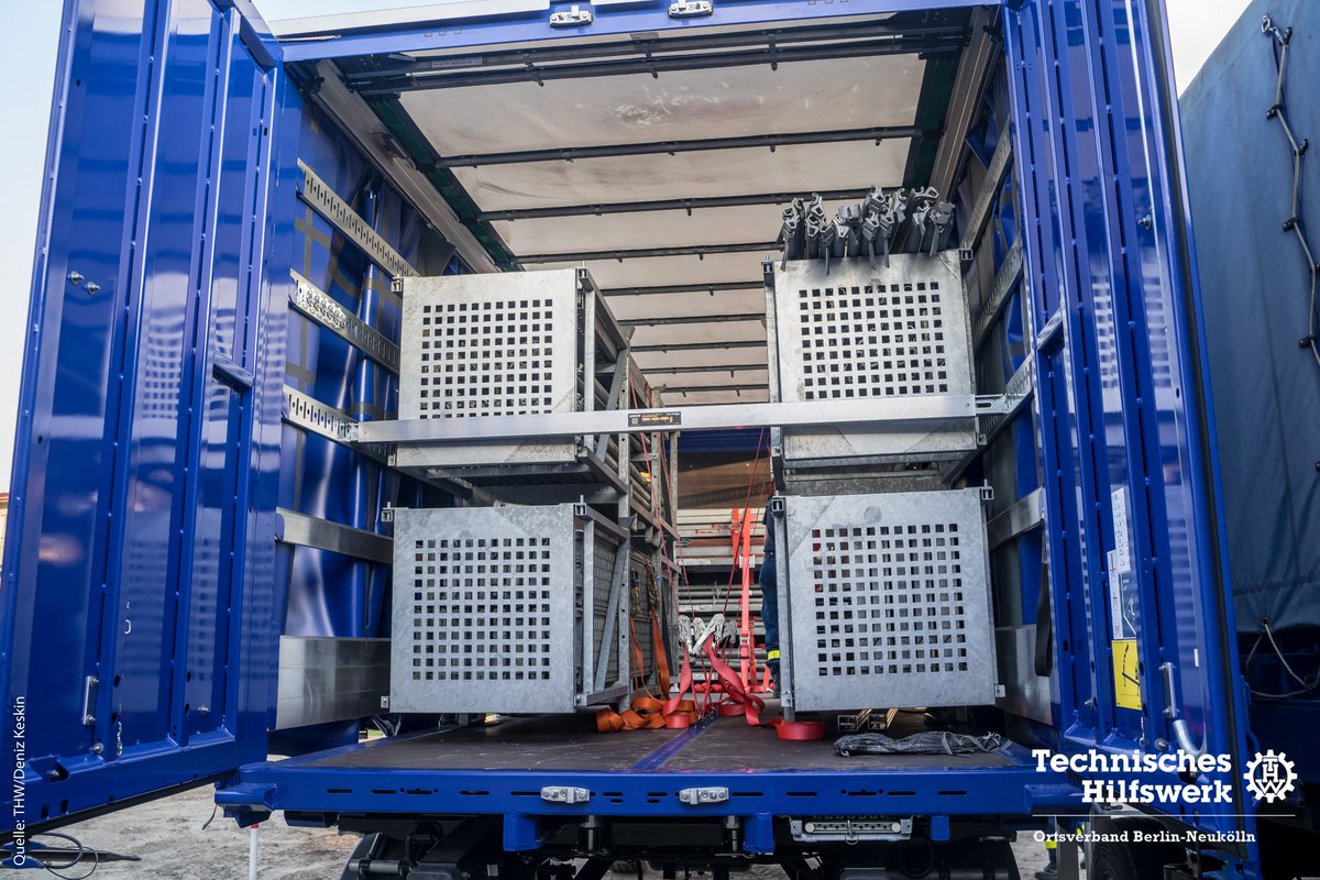ℹ️ Unsere Neuköllner #THW-Bergungsgruppe hat einen neuen Anhänger für ihre Einsatzgerüstsystem bekommen: 8,7 Meter lang, 2,5 Meter breit, 4 Meter hoch, zulässiges Gesamtgewicht von 18 Tonnen. Bei der Wechselbrücke lassen sich Seitenplanen und Dach aufschieben. #Ehrenamt #Berlin