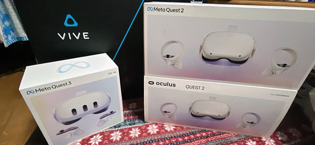 Meta Quest2 
VRC初めてすぐに買った。
Oculus Quest2
中古で1.9万だった、充電し忘れた時のサブ機として運用。
初代 VIVE
VIVEトラッカーとBSが欲しくて中古で買った。画質荒くて目が痛くなる。
Meta Quest3
メイン機として新たに購入。ポイントで5万に抑えた。