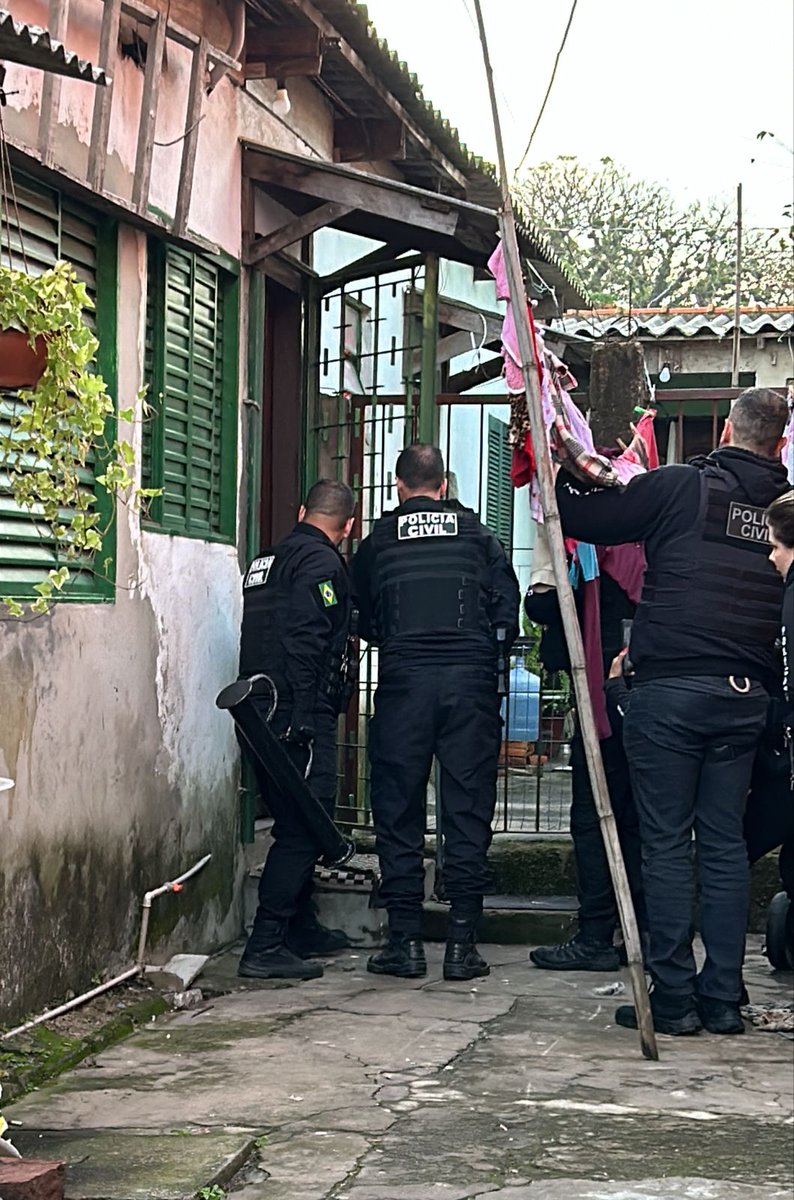 policiacivilrs's tweet photo. Polícia Civil deflagra #OpHammerfall em Porto Alegre. São cumpridas 19 ordens judiciais em investigação a organização criminosa cujos suspeitos teriam atentado contra a vida de dois homens e, em seguida, contra policiais militares. #4DPHPP_POA https://t.co/12dxsPmBvT