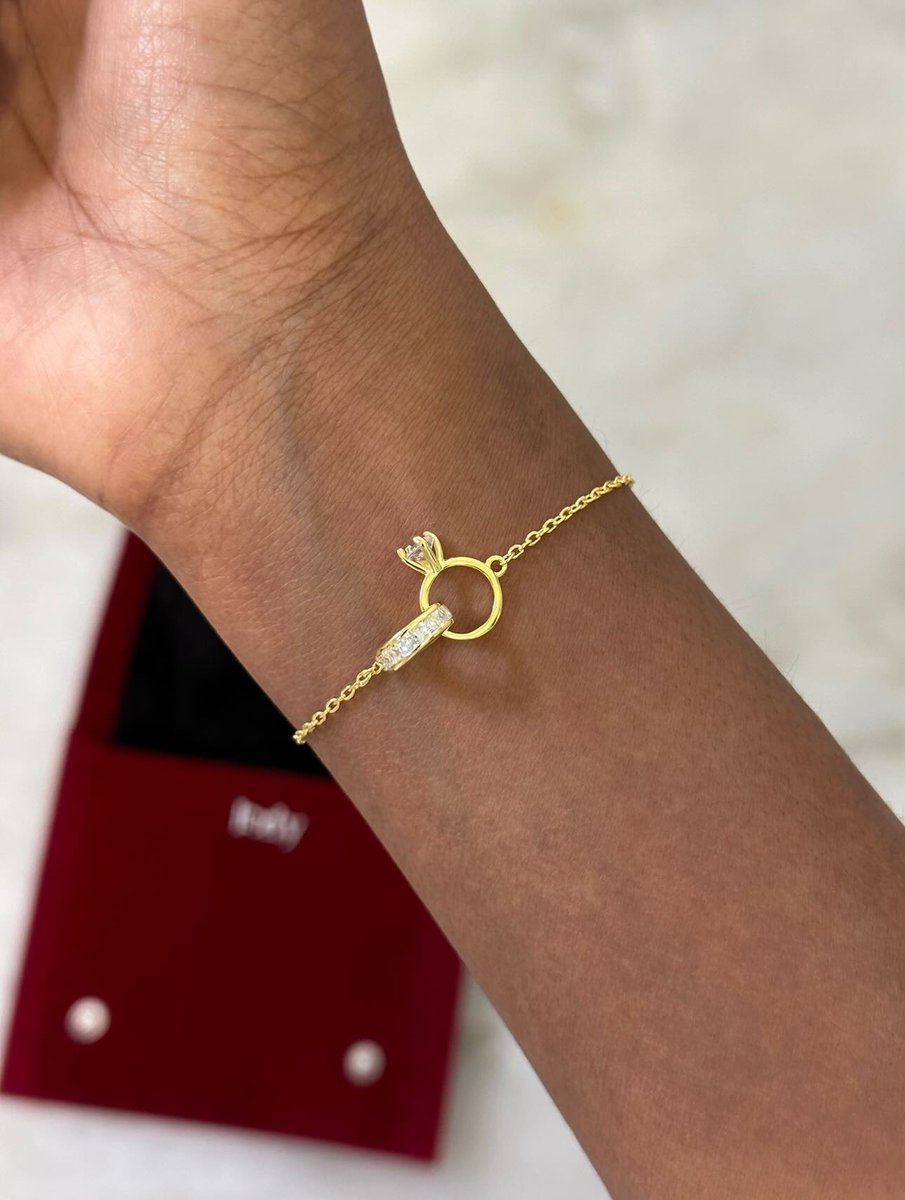 JosephNathan24's tweet photo. Le fameux bracelet de promesse 😻 
Tu me l’offre je ne l’enlèverai jamais 😩❤️ https://t.co/IfaB6gLWy5