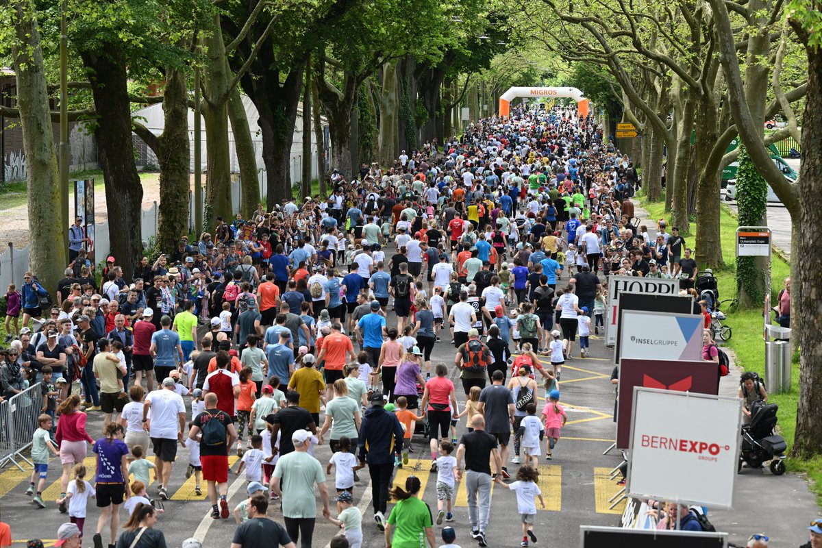 gpbern's tweet image. Der erste Startschuss des Tages ist gefallen! Der Grand-Prix von Bern hat offiziell begonnen und die ersten Läufer:innen des Bären Grand Prix sind voller Energie unterwegs. 😎
#gpbern #bärengp #lauf