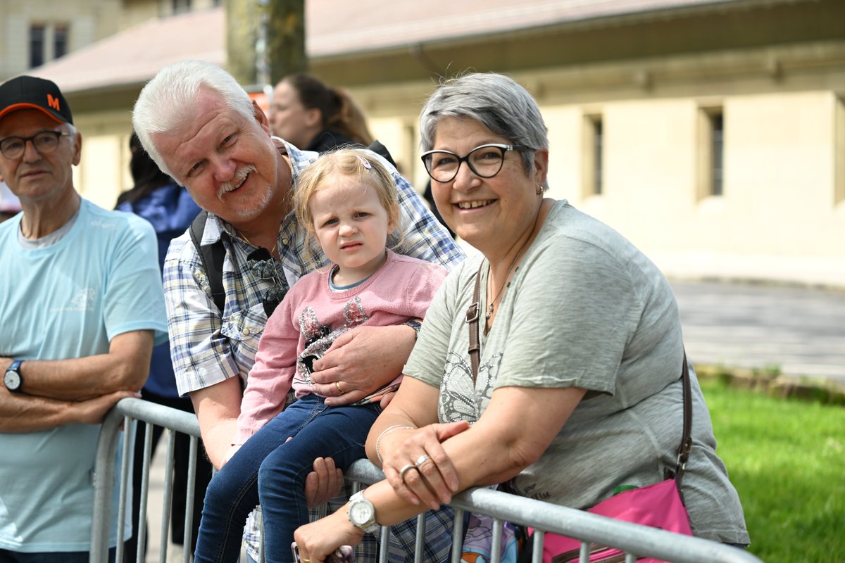 gpbern's tweet image. Der erste Startschuss des Tages ist gefallen! Der Grand-Prix von Bern hat offiziell begonnen und die ersten Läufer:innen des Bären Grand Prix sind voller Energie unterwegs. 😎
#gpbern #bärengp #lauf