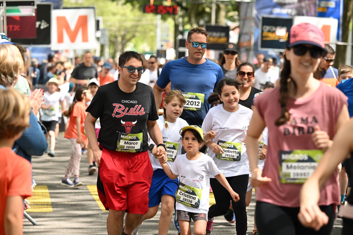 gpbern's tweet image. Der erste Startschuss des Tages ist gefallen! Der Grand-Prix von Bern hat offiziell begonnen und die ersten Läufer:innen des Bären Grand Prix sind voller Energie unterwegs. 😎
#gpbern #bärengp #lauf