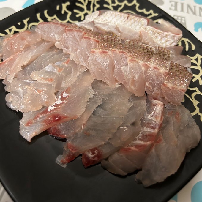 こちらハナダイの刺身と湯引きの食べくらべ、アジの唐揚げでございます。 