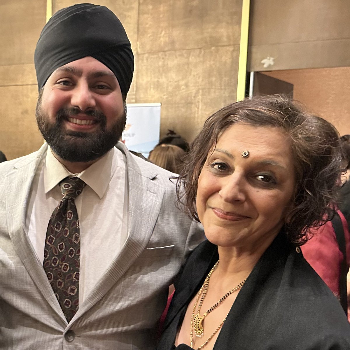 It’s not often you get to meet the people you grew up watching on screen. So happy to meet and talk briefly with the legendary and inspirational @MeeraSyal at the @EEACTA last night. Thank you Meera, for your words of wisdom and a massive congratulations on the award! 🙌🏽