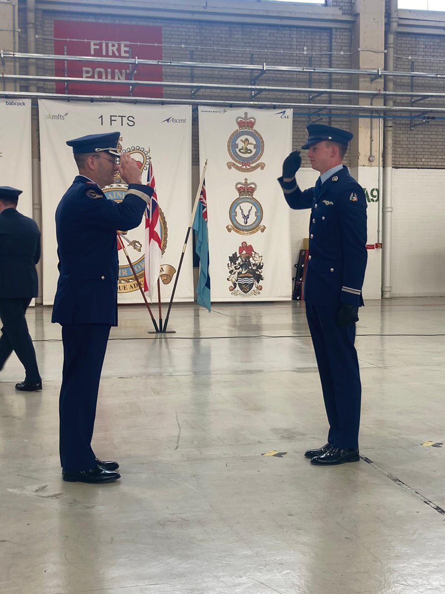 Many thanks to @RAF_Shawbury & Air Marshal Reynolds for the warm welcome and graduation ceremony involving our 4 @IrishAirCorps pilots upon completion of their Heli Course. Working closely with colleagues from @RoyalAirForce @ArmyAirCorps @RoyalMarines. #strengthenthenation