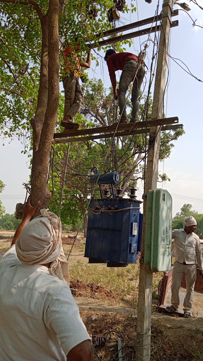 18.05.2024 जनपद-फतेहपुर में विद्युत व्यवस्था को बेहतर करने हेतु उपकेंद्र चौडगरा में बिजनेस प्लान के अंतर्गत क्षमता वृद्धि का कार्य किया जा रहा है। @MD_PuVVNL @ceelec_ald @UppclChairman @aksharmaBharat