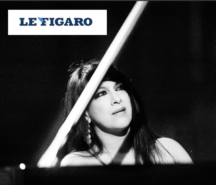 ShaniDiluka's tweet photo. Merci @lefigaro pour le compte-rendu de mon récital « Bach et Minimalistes Américains »  de cette semaine à @JazzStGermain 

« Les notes du piano envahissent la nef, montent jusqu’au plafond, se réverbèrent le long des travées et jusqu’au transept. Bien qu’on ait demandé d’éteindre les téléphones, certains lèvent le leur timidement au-dessus de leur tête, pour avoir un bon cliché de la virtuose. Quelques épaules frissonnent, plusieurs ont la larme à l’œil. Des fresques contant la vie de Jésus surplombent la pianiste. Même les saints se sont immobilisés. Une statue de l’un d’eux semble même se pencher en avant pour mieux entendre le concert.
(…)

Sa force est de créer des liens entre tout. Entre la musique classique et le jazz, mais pas seulement. Elle invoque la littérature américaine, française, l’architecture gothique, la musique électronique, le populaire et le savant, Schubert et Jarrett. Ces dyades relèvent d’un désir : percevoir ces « liens fraternels qui rappellent ceux qu’ont les hommes entre eux »
Elie Pillet

@WarnerClassics 
@lagence_mngt 
@jazzasaintgermaindes