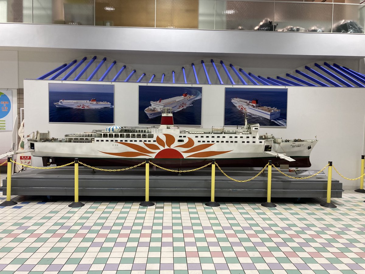 Tsubame_Express's tweet photo. 大洗フェリーターミナルの1階に新たに設置されたさんふらわあ5の巨大な模型。近く取り壊されてしまう船の科学館から譲り受けたもの。
大迫力なのでお近くにお寄りの際は是非ご覧ください。 https://t.co/ZW4H1EX63S
