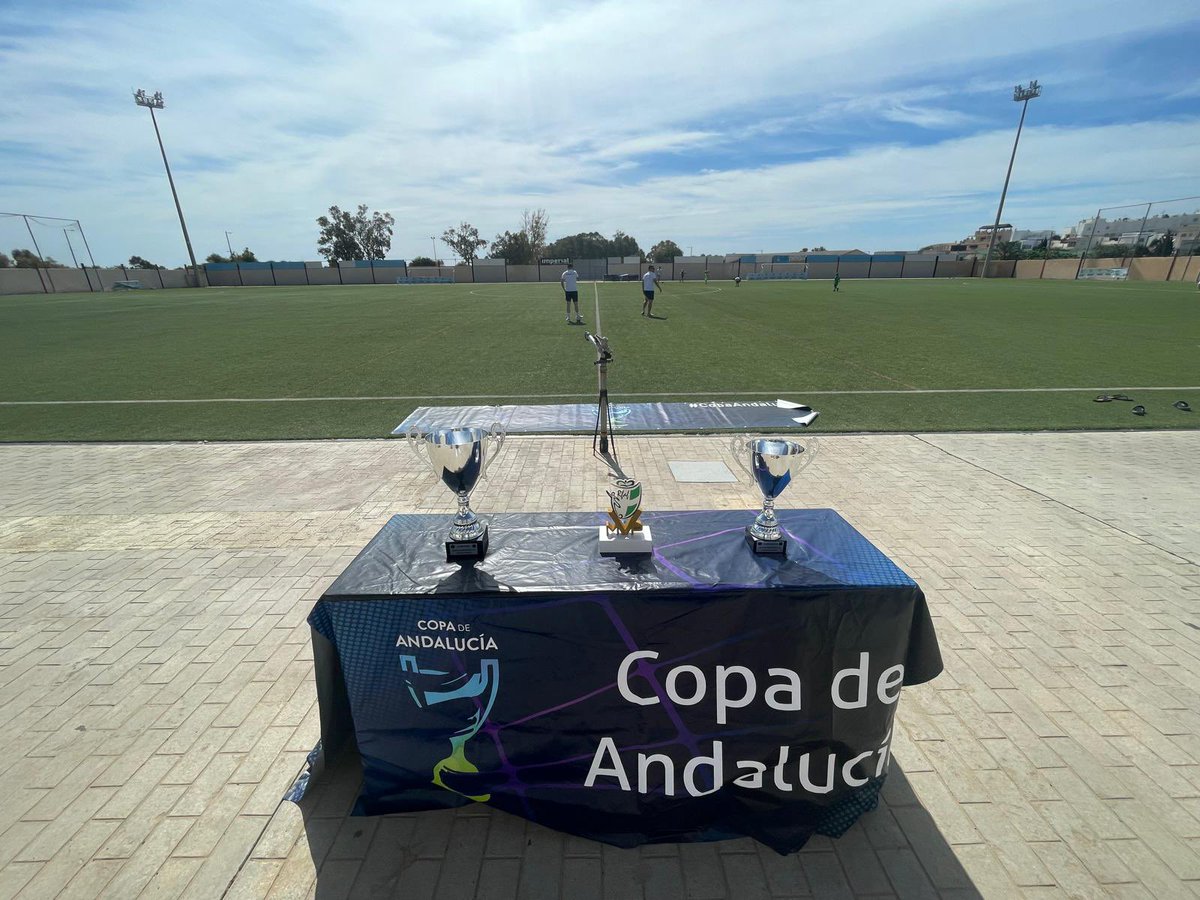RFAF's tweet photo. ⚽️Fútbol

🔛Ya en juego la fase final de la 𝗖𝗼𝗽𝗮 𝗱𝗲 𝗔𝗻𝗱𝗮𝗹𝘂𝗰𝗶́𝗮 𝗖𝗹𝘂𝗯𝗲𝘀 +𝟯𝟱 

👤#CuevasCF, @juvesanluquena, @malakacfutbol, #OrgulloAlbojense, @cdtugia, @ValverdeCF 

🏟️ Ciudad de Mojácar

📺 Semifinales y Final en directo en #RFAFtv 

💟 #FútbolRFAF https://t.co/AYzMuWVysM