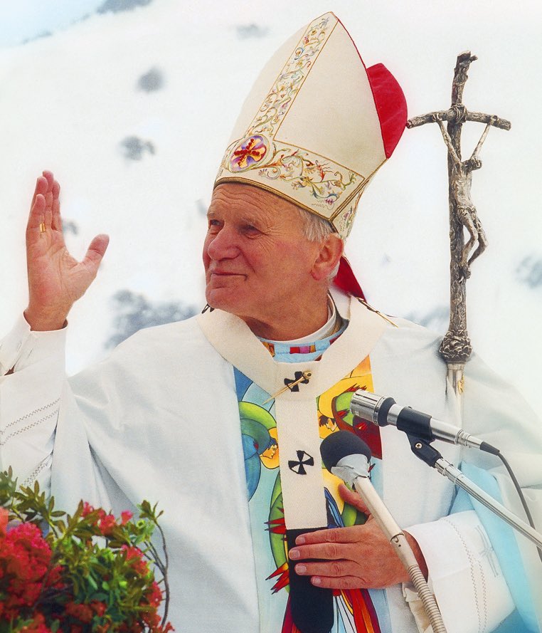 Há 104 anos, em 18 de maio de 1920, em Wadowice, na Polônia 🇵🇱, nasceu Karol Wojtyła – o Papa João Paulo II, santo da Igreja Católica, um dos líderes mais influentes do século XX. Visitou o Brasil 🇧🇷 três vezes.
#JPII
📷 Gregorini Demetrio
