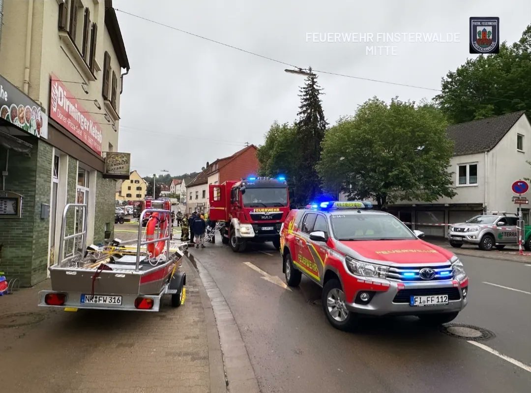 MitteFeuerwehr's tweet photo. Ankunft im Einsatzgebiet unserer Partnerstadt #Eppelborn .
Direkt nach Ankunft wurde mit der Unterstützung der vor Ort befindlichen Einsatzkräfte begonnen.

Weitere Einblicke von unserem Einsatz vor Ort folgen auf unseren Social-Media-Kanälen. 

#gemeinsam 🤝
^tsm https://t.co/HTekxKOsfs