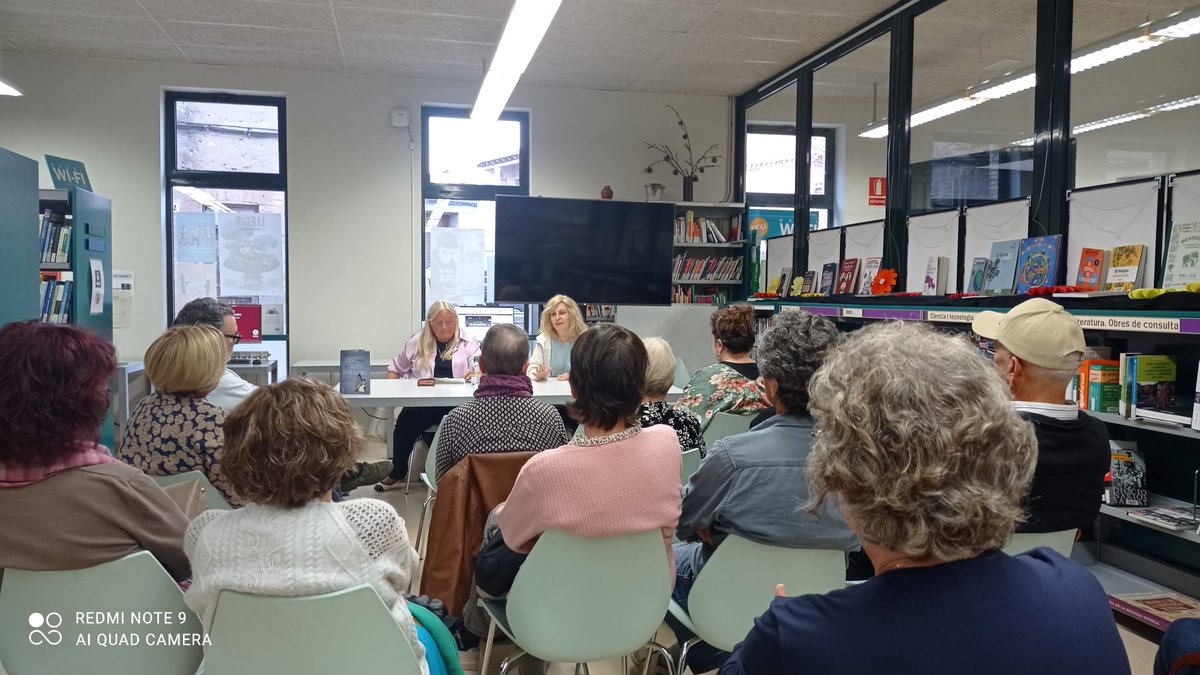 Ahir, 17 de maig, 'Les illes interiors' al club de lectura de la biblioteca Sant Pere Almató de Sant Feliu de Saserra. Moltes gràcies per la bona acollida i a Montserrat Vilaró per fer-ho possible i conduir la trobada. La Clotildina i jo vam estar molt a gust. #llibresquefancamí