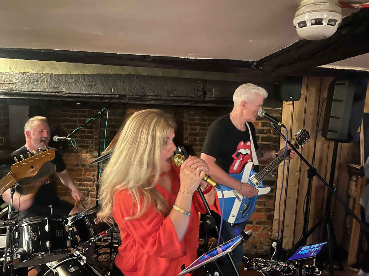 Oh boy! What a fantastic evening of music at the beautiful Rose &amp; Crown in Sandridge 🙌 Cracking atmosphere, great food, &amp; drinks were flowing to oil those dancing shoes!

🌹&amp; 👑

#BoughtAndSold #LiveMusic #LoveMusic
🎸🎙️🎸🥁🎸

📸 <a href="/HelenKillner/">Helen Killner</a>