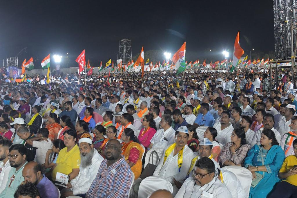 The enormous crowds at BMC in Mumbai for the MahaVikasAghadi mega rally indicates that the wave of the common man is for the MVA led by @kharge, @uddhavthackeray and @pawarspeaks. Hate will be shown its place. #jeetegaindia 🇮🇳