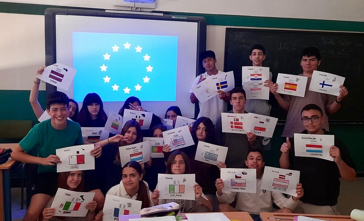 Los alumnos de 2° ESO dibujaron unas banderas de los países europeos para celebrar el #DíaDeEuropa.
Actividad organizada por Virginie Cohen,  profesora de francés y participante en el Proyecto Erasmus del centro "Creciendo con Europa". <a href="/sepiegob/">SEPIE</a> #SoyErasmusPlus #ErasmusPlus