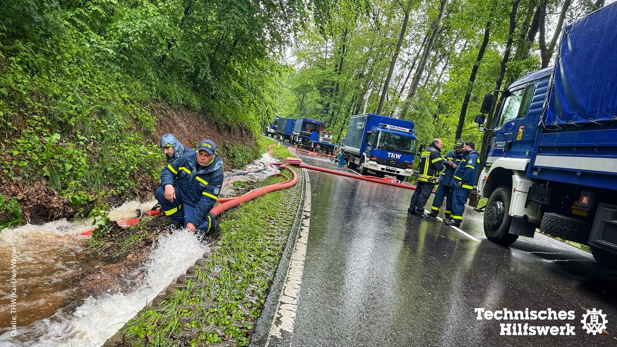 1.000 #THW-Einsatzkräfte sind seit gestern im #Saarland und #Rheinland-Pfalz im Einsatz, um nach den starken #Regenfällen zu helfen. Sie pumpen Keller und Tiefgaragen leer, retten Menschen und verpflegen Einsatzkräfte. Das #VOST beobachtet die Lage in den Sozialen Medien.