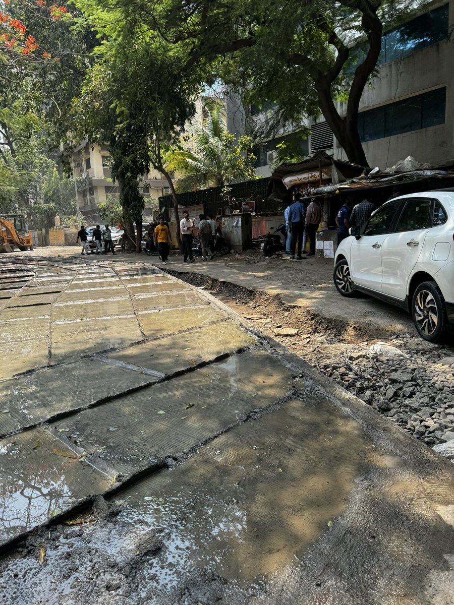 parinasparekh's tweet photo. Will this be only solved if a VIp comes to the lane @mybmc commuting to office is becoming a task. Forget vehicles. Humans cannot walk. It’s been three weeks ! Salaries are cut for coming late and it’s this mess causing it
Ridiculous #andheriwest https://t.co/vs1HLGLuRQ