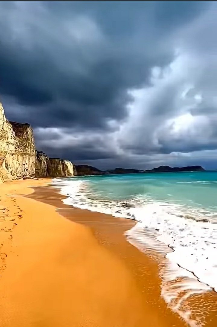 یہ کسی یورپی ملک کا ساحل سمندر نہیں ہمارے خوبصورت بلوچستان کے ' کنڈ ملیر ' کا ساحل سمندر ہے ..!! #Golden_sand