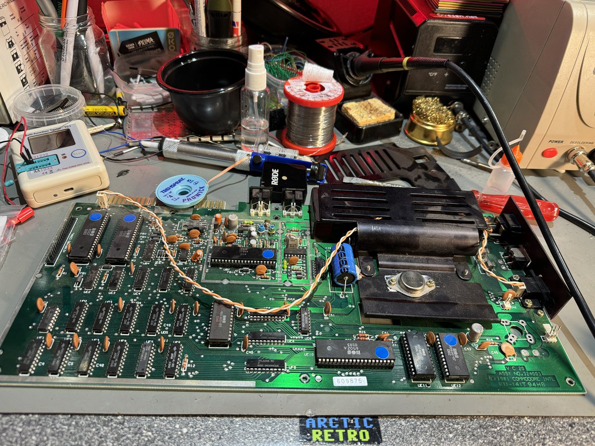 Trying to figure out what is wrong with this #commodore #vic20. The rectifier only have 5V out and the regulator only 3V. 🤔
