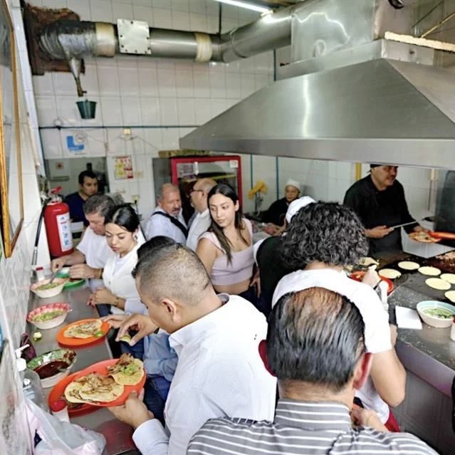 LMPositif's tweet photo. 🇲🇽🌮 Un restaurant de tacos mexicain obtient une étoile Michelin ! Situé à México, El Califa de Leon est une petite taqueria de quartier qui ne propose que 4 types de tacos différents. Il rejoint les 17 autres restaurants étoilés figurant dans le guide Michelin Mexique 2024 ! 👏 https://t.co/gPA8tfLKDT
