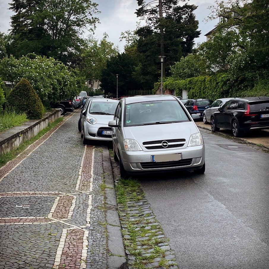 1 parkt richtig. Alle anderen unerlaubt auf Gehwegen mit historischem Pflaster (l) oder wassergebundener Decke (r) und behindern und gefährden damit Menschen, die zu🦶, mit🦽🦯oder mit dem 🚲 (kl. Kinder) unterwegs sind. In Städten, die das hinnehmen, wird vor allem 🚗 gefahren.