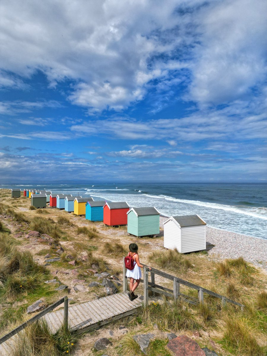 Did you know that Scotland has gorgeous beaches like this one? We're officially inviting you to unwind on the Scottish coastline this summer! 😍 📍 Findhorn, Moray, Scotland 📸 VisitBritain/Kayleigh Falls