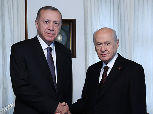 Devlet Bahçeli: FETÖ ve FETÖ benzeri yapıların devleti zehirleyip, devlet içinde feodal ve imtiyazlı alanlar oluşturmalarına kesinlikle müsaade etmeyeceğiz. Bu süreçte Sayın Cumhurbaşkanımızın yanındayız, devlet ve milletle ortak kaderin ta merkezindeyiz.