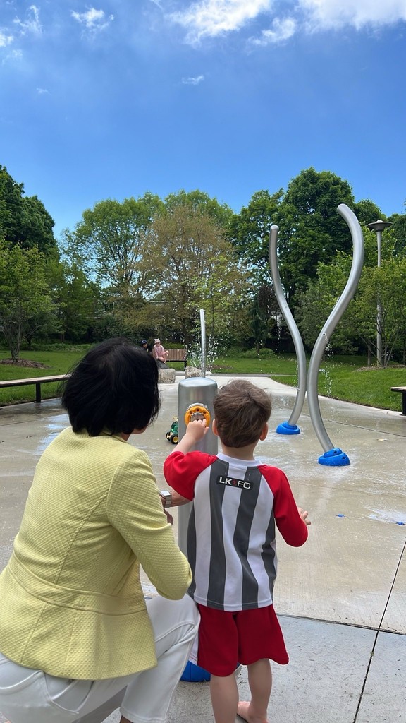 💦 This weekend, over 160 free spray and splash pads are open! ⛲️ From now to September 17, splash and spray pads will operate daily from 9 a.m. to 9 p.m. Best of all, they are fun and free - so get to your local park and cool off this summer! 😎