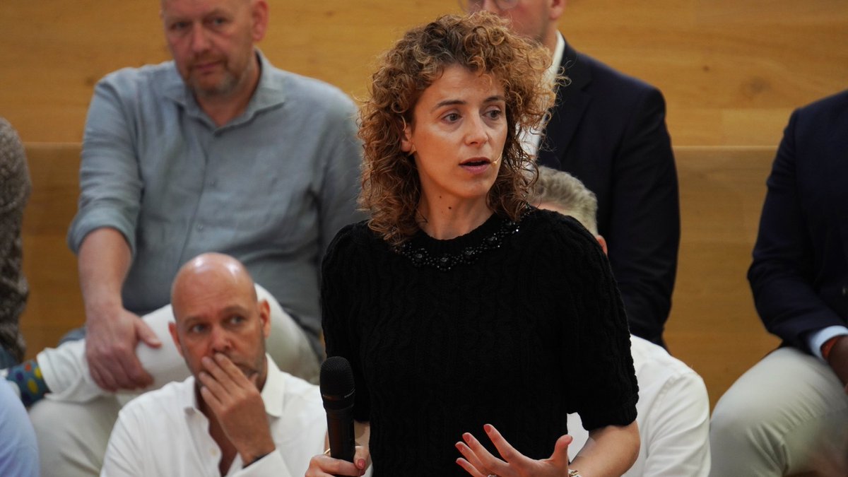 Wat goed om vandaag samen met <a href="/DilanYesilgoz/">Dilan Yesilgöz - Zegerius</a> met leden in gesprek te gaan over de afspraken die we aan de onderhandelingstafel hebben gemaakt! 

Dat blijven we de komende periode doen. Uitleggen waarom en hoe we verantwoordelijkheid nemen voor een sterk en stabiel Nederland.