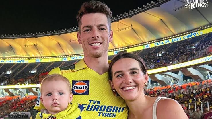 Devx_07's tweet photo. Santner has such a cute child yet he decided to become Kohli's father. https://t.co/Dc6ajVGrQW