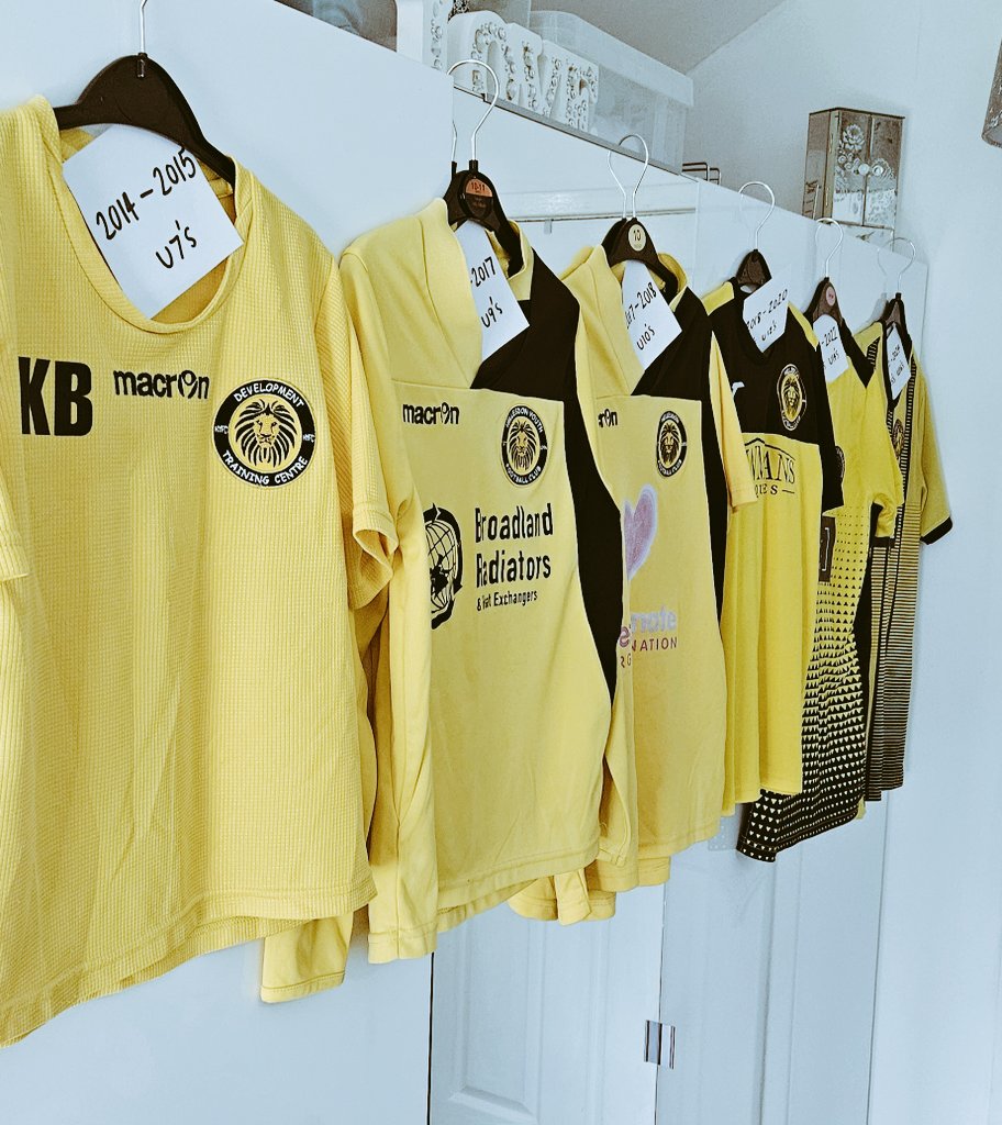 hellesdonfcdons's tweet image. Preparation under way for tomorrow's presentation at The Woodman 💛⚽️⚽️💛 #upthedons