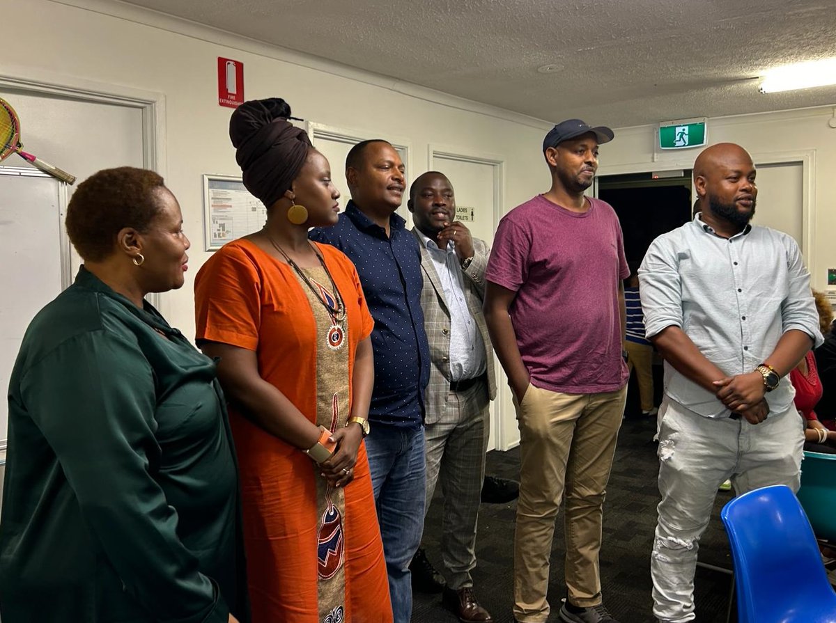 Ambasaderi w'u #Rwanda muri Australia, Jean de Dieu Uwihanganye, yifatanyije n'Abanyarwanda baba mu Mujyi wa Brisbane muri Leta Queensland muri siporo, yakurikiwe n'ibiganiro ku ruhare rwabo mu guteza imbere imibereho myiza n'ubukungu bw'igihugu cyabibarutse. #RBAAmakuru