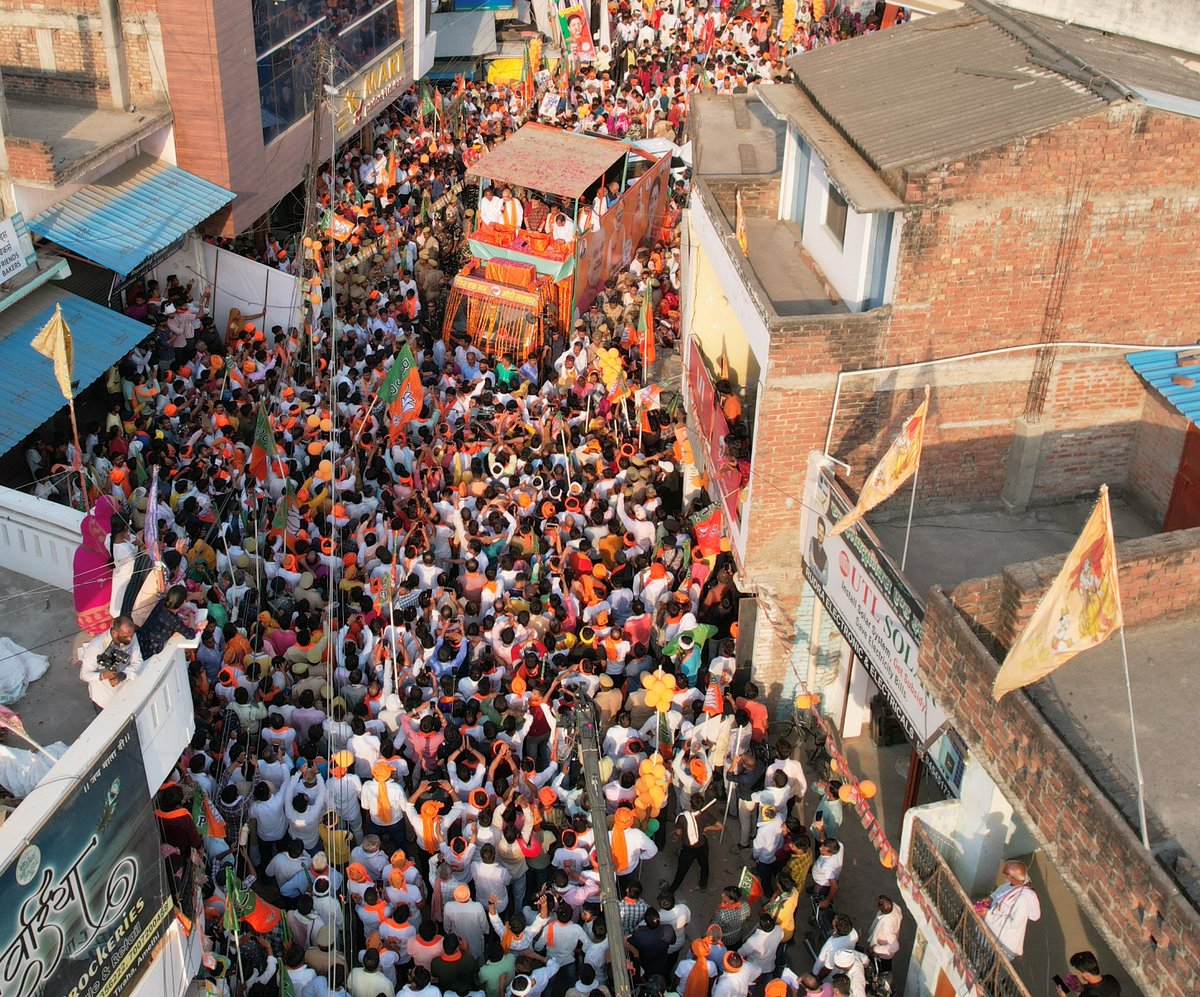 अमेठी रोड शो का यह प्रचंड जनसमर्थन बता रहा है कि अमेठी मोदी जी के विकास के मिशन के साथ जुड़ चुका है।