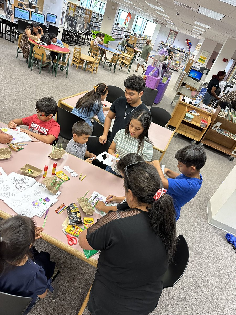 RidgeInteracts's tweet image. proud of our Spartan Service Council Members that served last wk at #SouthDadeRegionalLibrary as members of this yrs #YouthAdvisoryCommittee facilitating #microgreen workshops for @MiamiDadeCounty kids! Workshops, demonstrations, & fun! #2024ServiceProjects