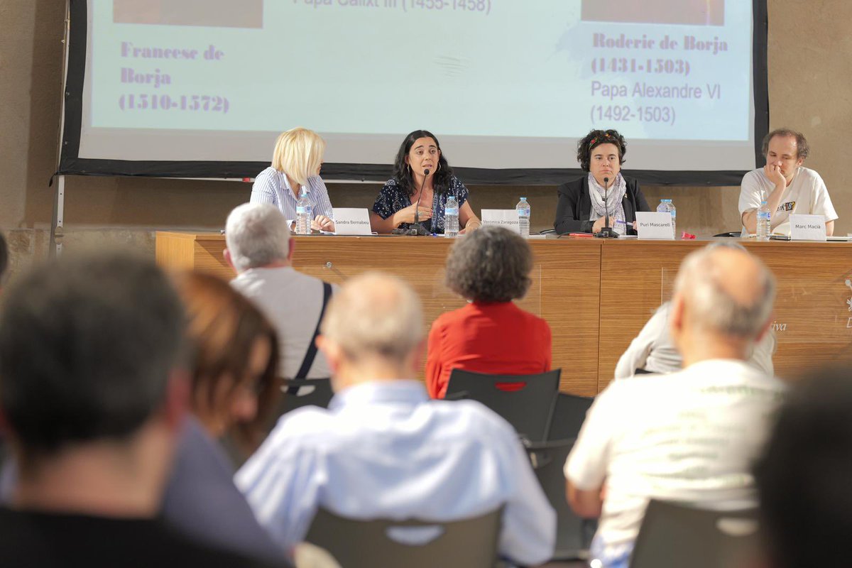 “Noves tendències historiogràfiques”, la segona taula de la jornada del #NouCongrés a Xàtiva 🔻 @berbor89 parla d’elits polítiques, govern i intervencionsme 🔻 @zgz_vero de silenci, oblit i l’ascendència de les dones en la família Borja #TenimhistòriaTenimfutur