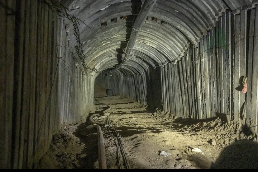 🆘🆘🆘🆘 
En Rafha se han desenterrado 50 túneles . Todos conectados con Egipto.

Gaza tiene una crisis humanitaria, al mismo tiempo que cuenta con una infraestructura subterránea de clase mundial.
Tienen una crisis alimentaria, pero nunca se quedan sin pólvora y explosivos! 👏🏻