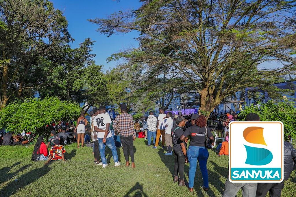 The wait is over! Fans flooding Jahazi Pier Munyonyo for #HipHopKuNalubale concert. #AfroMobileUG