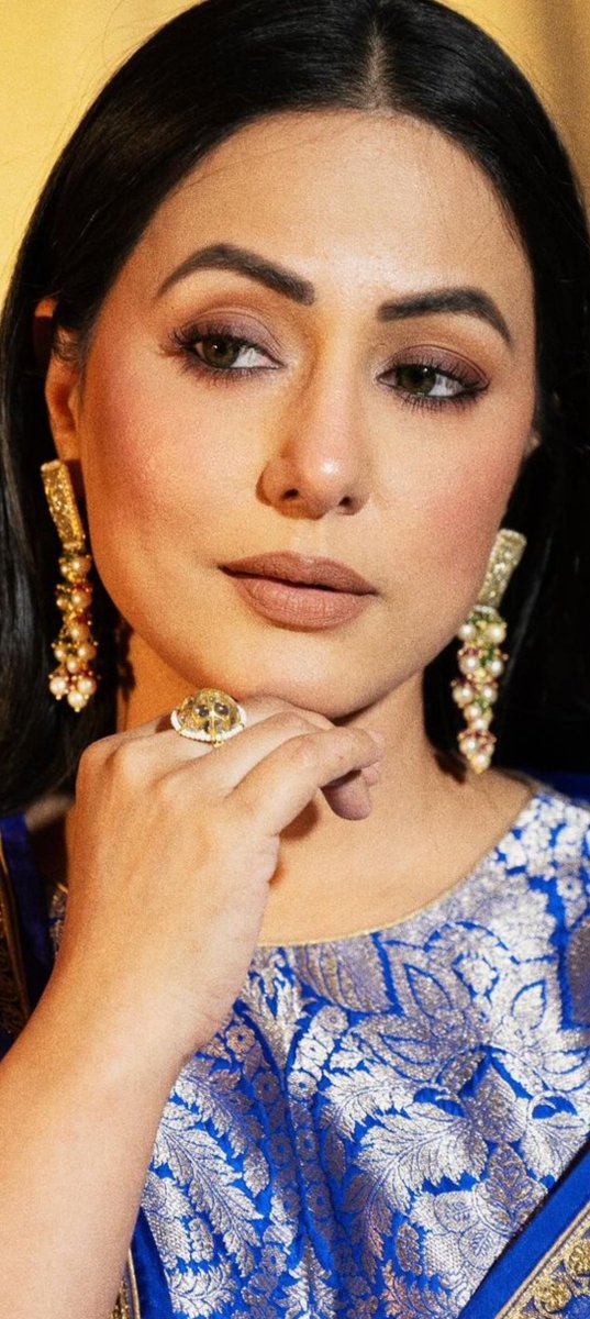 Her beauty is a benchmark #HinaKhan